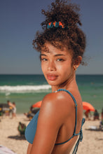 Carica l'immagine nel visualizzatore di Gallery, Model Front: Rio De Sol Accessori Per Capelli Luma Scrunchie
