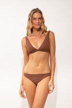 Carica l'immagine nel visualizzatore di Gallery, Model Front: Rio De Sol Slip Bottom Sand-Cappuccino Leblon
