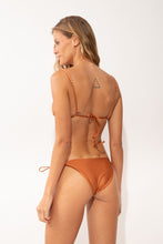 Carica l'immagine nel visualizzatore di Gallery, Model Back: Rio De Sol Slip Bottom Shimmer-Nocciola Ibiza-Comfy-Gold
