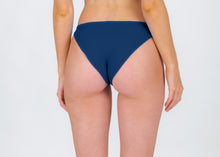 Carica l'immagine nel visualizzatore di Gallery, Model Back: Rio De Sol Slip Bottom Navy Essential-Comfy
