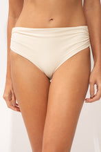 Carica l'immagine nel visualizzatore di Gallery, Gallery: Rio De Sol Slip Bottom Malibu-Natural Amy
