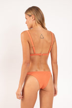 Carica l'immagine nel visualizzatore di Gallery, Model Back: Rio De Sol Reggiseno Top Sand-Argila Alba
