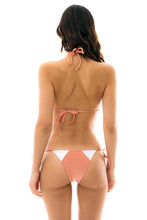 Carica l'immagine nel visualizzatore di Gallery, Model Back: Rio De Sol Slip Bottom Rose Recorte Tri
