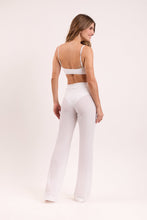Carica l'immagine nel visualizzatore di Gallery, Model Back: Rio De Sol Pantaloni Da Spiaggia Memphis-White Pants Lana
