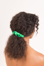 Carica l'immagine nel visualizzatore di Gallery, Model Front: Rio De Sol Accessori Per Capelli Dots-Energy Scrunchie
