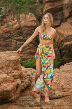 Carica l'immagine nel visualizzatore di Gallery, Image 11: Rio De Sol Completo Set Garden-City Bandeau-Reto Hotpant-Cos
