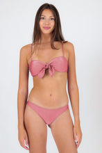 Carica l'immagine nel visualizzatore di Gallery, Model Front: Rio De Sol Completo Set Shimmer-Confetti Bandeau-Knot Essential

