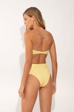 Carica l'immagine nel visualizzatore di Gallery, Model Back: Rio De Sol Slip Bottom Drift-Butterglow Hotpants
