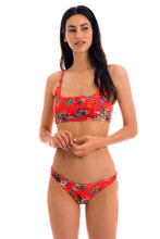 Carica l'immagine nel visualizzatore di Gallery, Model Front: Rio De Sol Reggiseno Top Wildflowers Bra-Sport
