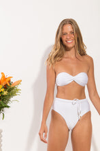 Carica l'immagine nel visualizzatore di Gallery, Image 09: Rio De Sol Completo Set Shimmer-White Twist Belted-High-Waist
