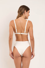 Carica l'immagine nel visualizzatore di Gallery, Model Back: Rio De Sol Slip Bottom Sand-Chantilly Kora
