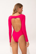 Carica l'immagine nel visualizzatore di Gallery, Model Back: Wednesday In Hawaii By Rio De Sol Intero Guava Surf
