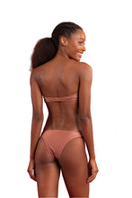 Carica l'immagine nel visualizzatore di Gallery, Model Back: Rio De Sol Completo Set Shimmer-Copper Bandeau-Joy Essential
