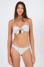 Carica l'immagine nel visualizzatore di Gallery, Model Front: Rio De Sol Reggiseno Top Shimmer-White Bandeau-Knot
