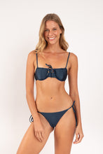 Carica l'immagine nel visualizzatore di Gallery, Model Front: Rio De Sol Reggiseno Top Shimmer-Shark Balconet-Tie
