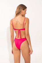 Carica l'immagine nel visualizzatore di Gallery, Model Back: Wednesday In Hawaii By Rio De Sol Reggiseno Top Guava Shell
