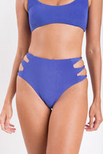 Carica l'immagine nel visualizzatore di Gallery, Image 06: Rio De Sol Slip Bottom Malibu-Indigo Highwaist-Spin
