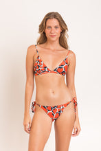 Carica l'immagine nel visualizzatore di Gallery, Model Front: Rio De Sol Reggiseno Top Amore-Red Tri-Fixo
