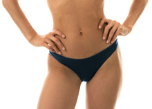 Carica l'immagine nel visualizzatore di Gallery, Gallery: Rio De Sol Slip Bottom Shark Bandeau
