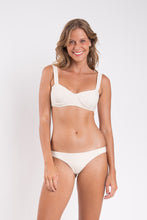 Carica l'immagine nel visualizzatore di Gallery, Model Front: Rio De Sol Completo Set Malibu-Natural Amelia Essential
