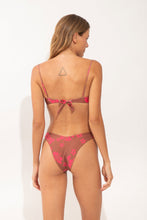 Carica l'immagine nel visualizzatore di Gallery, Model Back: Wednesday In Hawaii By Rio De Sol Slip Bottom Pua-Coco-Guava Kai
