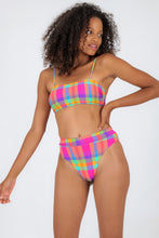 Carica l'immagine nel visualizzatore di Gallery, Model Front: Rio De Sol Reggiseno Top Tulip-Garden Bandeau-Reto
