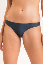Carica l'immagine nel visualizzatore di Gallery, Gallery: Rio De Sol Slip Bottom Shimmer-Shark Essential-Comfy

