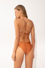 Carica l'immagine nel visualizzatore di Gallery, Model Back: Rio De Sol Slip Bottom Shimmer-Nocciola Essential-Comfy
