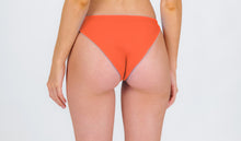 Carica l'immagine nel visualizzatore di Gallery, Model Back: Rio De Sol Slip Bottom Light-Peach Essential-Comfy
