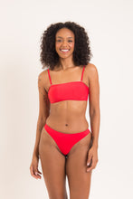 Carica l'immagine nel visualizzatore di Gallery, Model Front: Rio De Sol Reggiseno Top Rouge Bandeau-Reto
