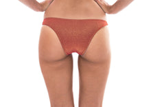 Carica l'immagine nel visualizzatore di Gallery, Model Back: Rio De Sol Slip Calcinha Radiante Canela Cropped
