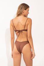 Carica l'immagine nel visualizzatore di Gallery, Model Back: Wednesday In Hawaii By Rio De Sol Reggiseno Top Coco Shell
