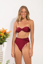 Carica l'immagine nel visualizzatore di Gallery, Model Front: Rio De Sol Completo Set Shimmer-Divino Twist Belted-High-Waist
