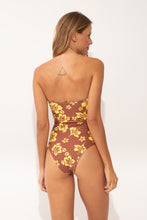Carica l'immagine nel visualizzatore di Gallery, Model Back: Wednesday In Hawaii By Rio De Sol Intero Pua-Coco-Lilikoi Aloha
