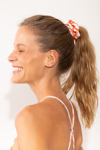 Carica l'immagine nel visualizzatore di Gallery, Model Front: Rio De Sol Accessori Per Capelli Sahari Scrunchie
