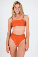 Carica l'immagine nel visualizzatore di Gallery, Model Front: Rio De Sol Completo Set Paprica Bandeau-Reto Hotpants
