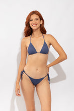 Carica l'immagine nel visualizzatore di Gallery, Model Front: Rio De Sol Slip Bottom Carmel-Blue Lacinho
