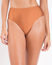 Carica l&#39;immagine nel visualizzatore di Gallery, Bottom Nocciola Hotpants
