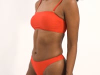 Carica e avvia il video nel visualizzatore di galleria, Video: Rio De Sol Reggiseno Top Rouge Bandeau-Reto

