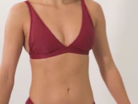 Carica e avvia il video nel visualizzatore di galleria, Video: Rio De Sol Slip Bottom Touch-Carmim Nice
