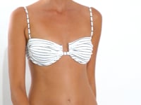 Carica e avvia il video nel visualizzatore di galleria, Video: Rio De Sol Accessori Per Capelli Linea-White Scrunchie
