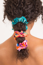 Carica l&#39;immagine nel visualizzatore di Gallery, Rain Scrunchie
