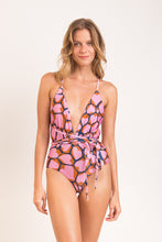 Carica l&#39;immagine nel visualizzatore di Gallery, Model Front: Rio De Sol Intero Amore-Pink New Vegas
