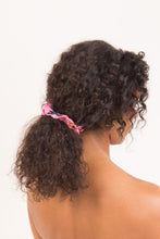 Carica l&#39;immagine nel visualizzatore di Gallery, Model Front: Rio De Sol Accessori Per Capelli Amore-Pink Scrunchie
