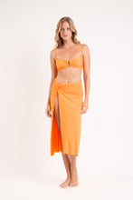 Carica l&#39;immagine nel visualizzatore di Gallery, Model Front: Rio De Sol Gonna Da Spiaggia Bio-Laranjada Long Skirt Knot
