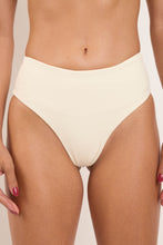 Carica l&#39;immagine nel visualizzatore di Gallery, Gallery: Rio De Sol Slip Bottom Off-White Hotpants
