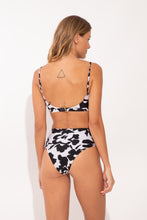 Carica l&#39;immagine nel visualizzatore di Gallery, Model Back: Rio De Sol Slip Bottom Poppy Hotpants
