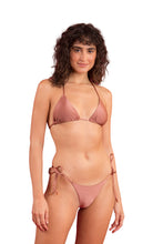 Carica l&#39;immagine nel visualizzatore di Gallery, Model Front: Rio De Sol Slip Bottom Shimmer-Copper Cheeky-Tie
