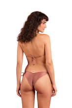 Carica l&#39;immagine nel visualizzatore di Gallery, Model Back: Rio De Sol Slip Bottom Shimmer-Copper Frufru
