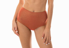 Carica l&#39;immagine nel visualizzatore di Gallery, Model Front: Rio De Sol Slip Calcinha Radiante Canela Hot Pant
